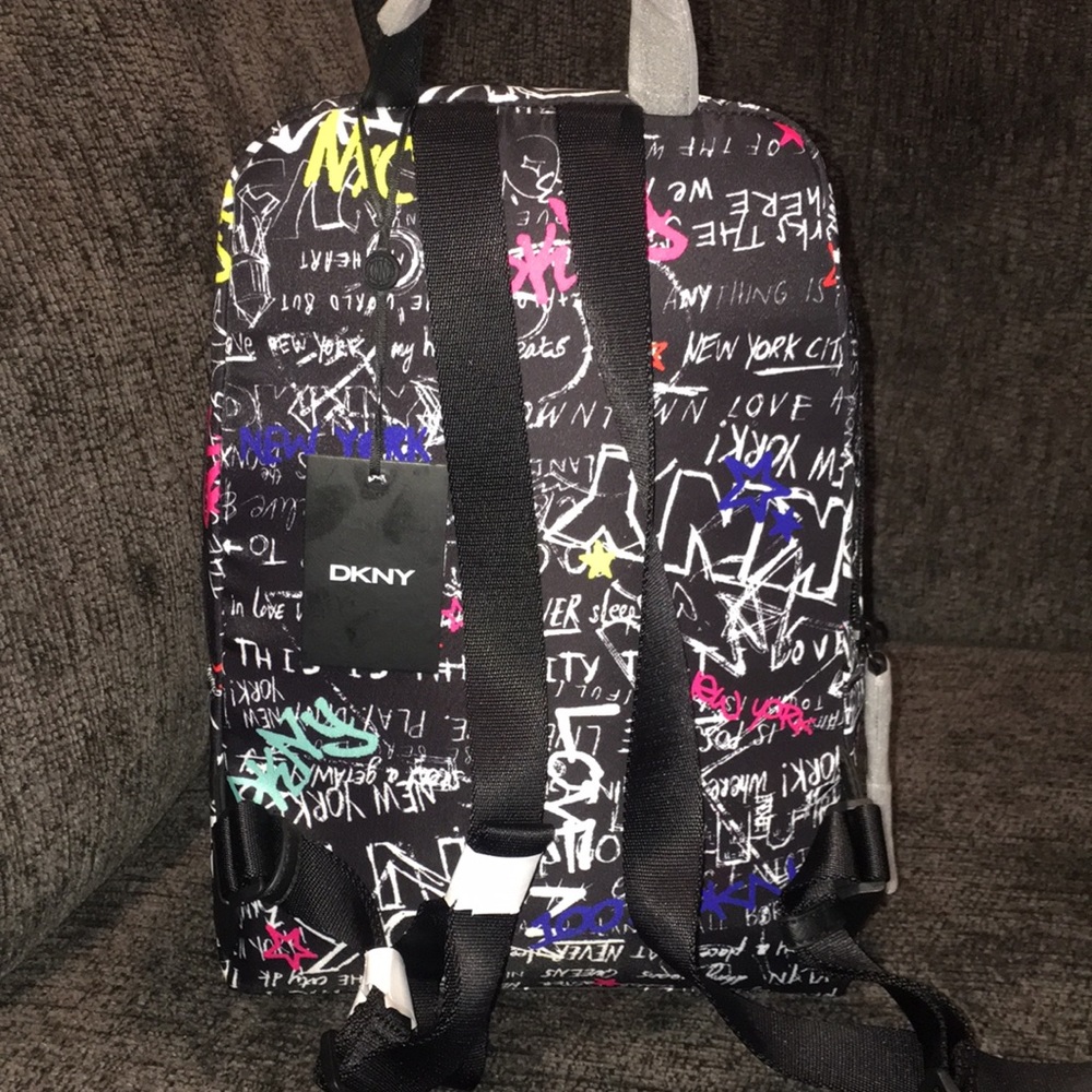 Graffiti Backpack 🤩 - Picture 2 of 3